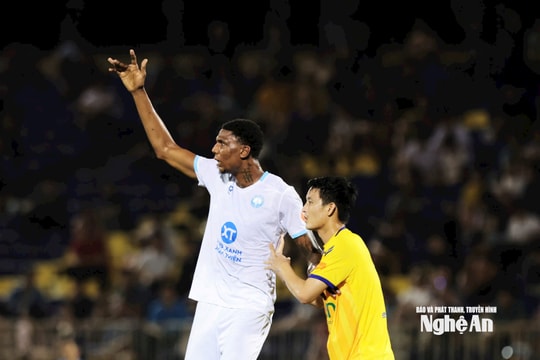 Trung vệ Hoàng Văn Khánh tiết lộ bí quyết “khóa chặt” tiền đạo cao hơn 2m của Nam Định