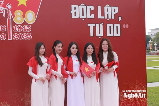 Rộn ràng không khí check-in tại Quảng trường Hồ Chí Minh nhân dịp đại lễ 2/9