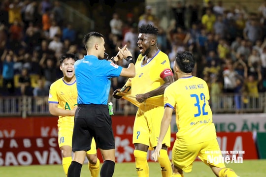 Trọng tài khước từ bàn thắng hợp lệ của Sông Lam Nghệ An trước Thép Xanh Nam Định