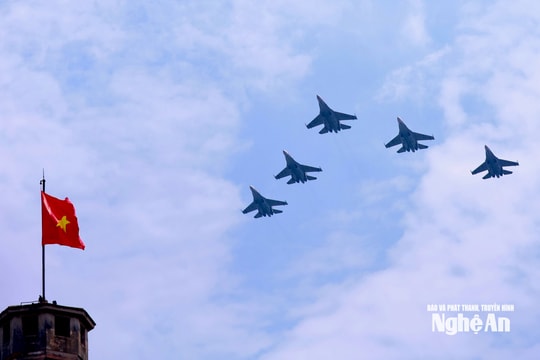 Biên đội không quân tung cánh trên bầu trời Hà Nội, chuẩn bị cho Lễ diễu binh 2/9