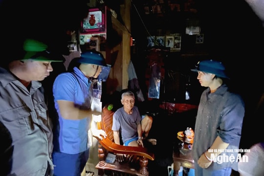 Lực lượng ‘4 tại chỗ” ở xã biên giới Mường Típ (Nghệ An) xuyên đêm vận động, di dời người dân đến điểm tránh trú bão