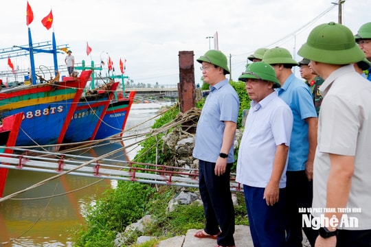 Bí thư Tỉnh ủy Nghệ An Nguyễn Đức Trung kiểm tra, chỉ đạo công tác ứng phó bão số 5
