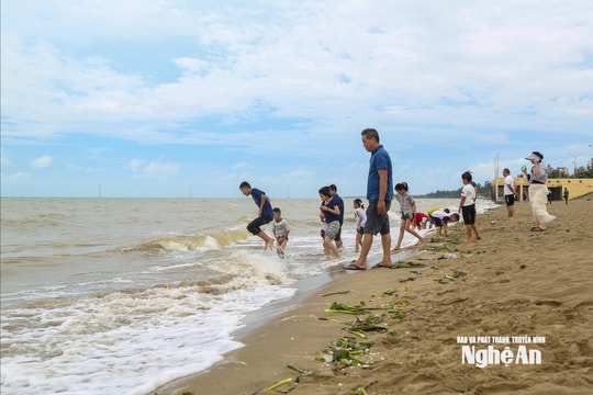 Bất chấp nguy hiểm, nhiều trẻ em vẫn nô đùa với sóng biển trước ngày bão đổ bộ