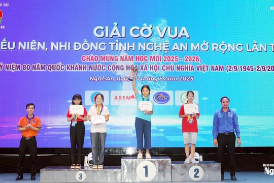 Trao giải cho các kỳ thủ tham gia Giải Cờ vua Thiếu niên, nhi đồng tỉnh Nghệ An lần thứ I