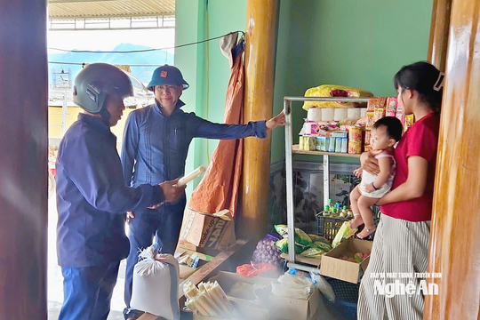 Cán bộ vùng cao Nghệ An mang  lương thực xuống bản cùng ăn, cùng ở hỗ trợ người dân di dời, phòng, chống bão số 5