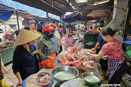 Trước bão số 5, người dân Nghệ An đổ xô mua nhu yếu phẩm