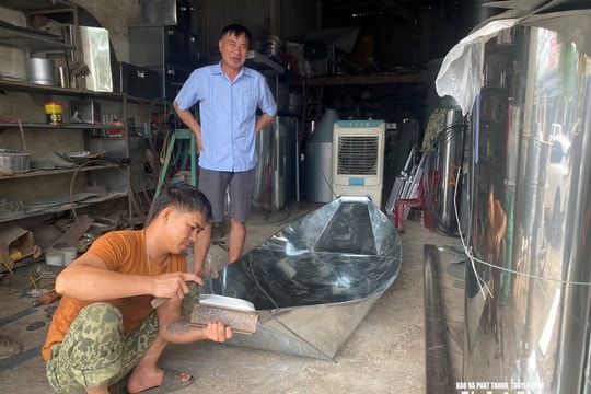 Đắt khách nghề làm thuyền tôn mùa mưa bão ở Nghệ An