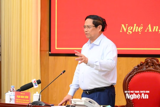 Thủ tướng Phạm Minh Chính có mặt tại Sở Chỉ huy tiền phương ở Nghệ An trực tiếp chỉ đạo ứng phó bão số 5