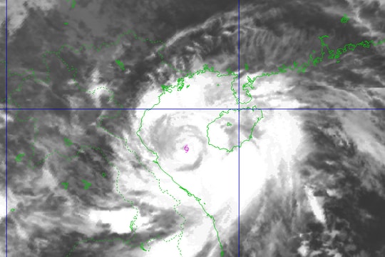 TIN MỚI NHẤT VỀ BÃO SỐ 5 (lúc 04 giờ ngày 25/8) cách Nghệ An khoảng 220km về phía Đông Đông Nam