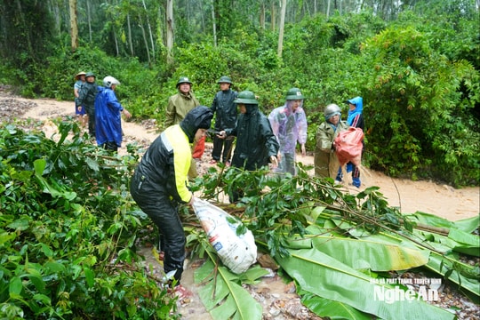 Lực lượng chức năng khẩn trương xử lý sạt lở, nguy cơ ngập lụt giúp người dân trong mưa bão
