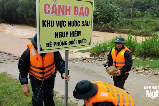Lực lượng Biên phòng, Công an Nghệ An vượt mưa lũ, sơ tán dân, cắm biển cảnh báo sạt lở