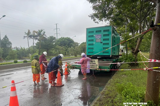 Công ty Điện lực Nghệ An nỗ lực khắc phục sự cố, điều máy phát điện công suất lớn cho trạm bơm chống ngập úng ở Trường Vinh
