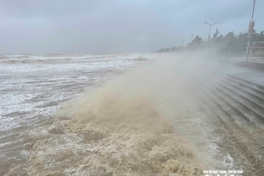 Cửa Lò sóng lớn, biển động dữ dội trước khi bão số 5 đổ bộ