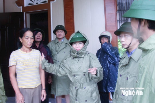 Phó Bí thư Tỉnh ủy Võ Thị Minh Sinh kiểm tra, chỉ đạo công tác ứng phó với bão số 5 tại xã Hải Lộc