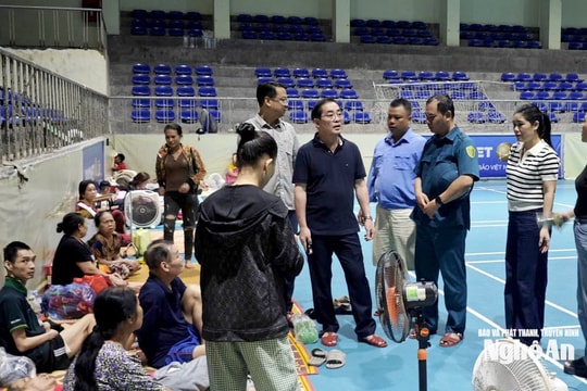 Người dân di dời ở các phường Thành Vinh, Trường Vinh được hỗ trợ đảm bảo điều kiện sinh hoạt trong những ngày mưa bão