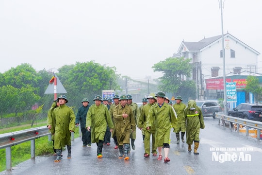 Phó Thủ tướng Trần Hồng Hà kiểm tra điểm sơ tán người dân, tuyến đê ven biển tại xã Diễn Châu