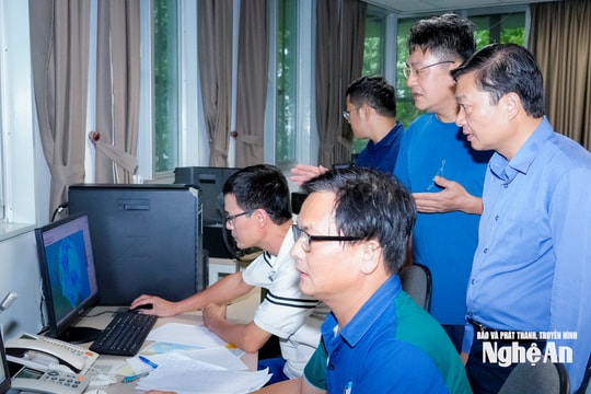 Chủ tịch UBND tỉnh Lê Hồng Vinh kiểm tra, nắm thông tin dự báo bão tại Trạm Rađa thời tiết Vinh