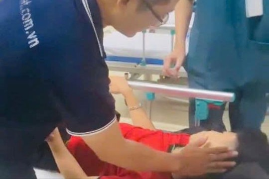 Công an xã Thần Lĩnh hỗ trợ đưa bé trai bị chấn thương não đi cấp cứu trong mưa bão