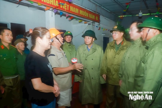 Chủ tịch UBND tỉnh Nghệ An Lê Hồng Vinh kiểm tra công tác chuẩn bị tiêu thoát nước cho vùng Vinh và ứng phó bão tại Cảng Vissai