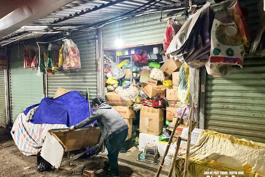 Tiểu thương Nghệ An tất bật dọn hàng đóng cửa chợ