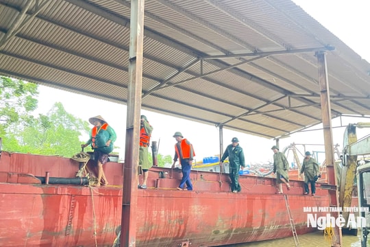 Cứu hộ kịp thời 5 ngư dân mắc kẹt giữa dòng lũ trên sông Lam