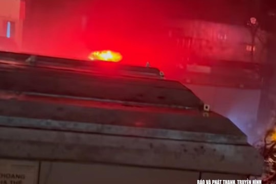 Kịp thời cứu người đàn ông mắc kẹt trong căn nhà bị tốc mái giữa bão số 5