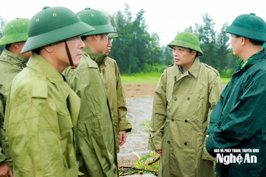 Chủ tịch UBND tỉnh Nghệ An Lê Hồng Vinh kiểm tra công tác ứng phó bão số 5 tại các điểm xung yếu