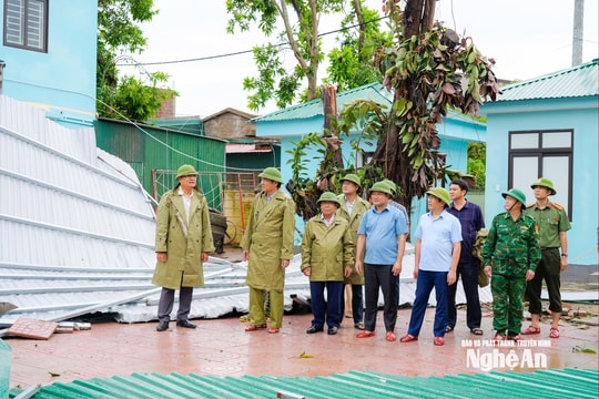 Phó Bí thư Thường trực Tỉnh ủy Nghệ An Hoàng Nghĩa Hiếu kiểm tra, chỉ đạo công tác khắc phục hậu quả bão số 5