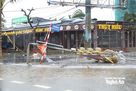 Phường Cửa Lò sau bão số 5: Nhiều nhà dân, công trình hư hỏng, cột điện gãy đổ