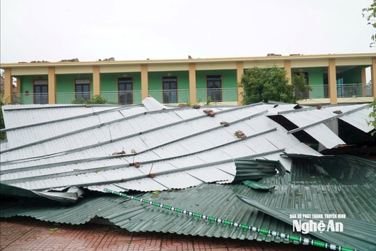 Nhiều trường học ở Nghệ An tốc mái, hư hỏng nặng sau bão số 5