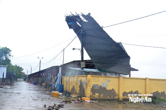 Nhiều nhà tốc mái, người dân thiệt hại tài sản sau bão số 5