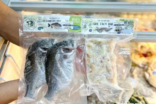 Thực phẩm đông lạnh “đại hạ giá”, rau xanh ở Nghệ An khan hàng sau bão số 5