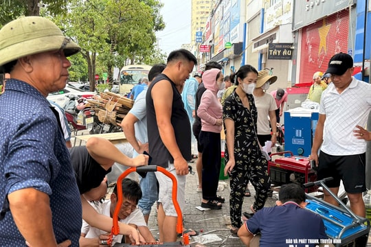 Máy phát điện 'đắt hàng' mùa mưa bão