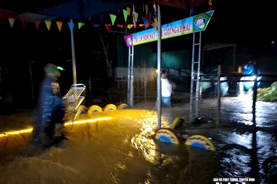 Miền Tây Nghệ An: Lũ lụt, sạt lở nghiêm trọng sau bão số 5, hàng trăm hộ dân phải di dời khẩn cấp