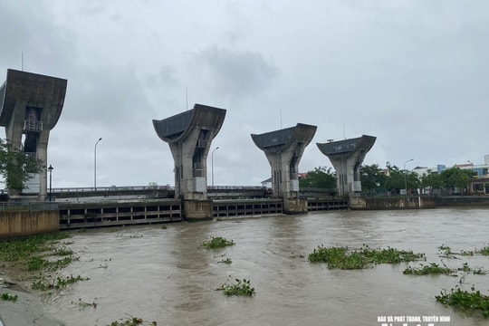 Mất điện sau bão số 5, Nghệ An phải chạy máy nổ để tiêu úng