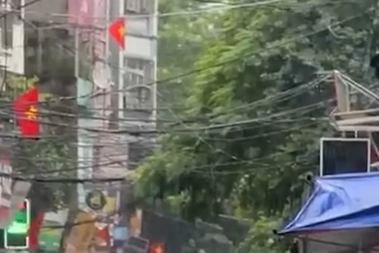 Hà Nội mưa bão trắng đêm: Nhiều tuyến đường ngập sâu trong nước, giao thông hỗn loạn