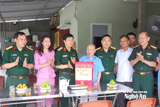 Quân khu 4 thăm, tặng quà cán bộ lão thành cách mạng, cán bộ tiền khởi nghĩa trên địa bàn tỉnh Nghệ An