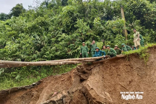 Bộ đội biên phòng Nghệ An làm cầu tạm cứu trợ 42 hộ dân ở bản Huồi Thum, xã Na Ngoi
