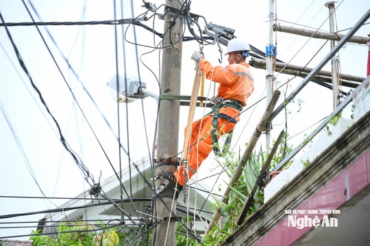 Giám đốc Công ty Điện lực Nghệ An: Dự kiến cuối chiều nay (27/8) sẽ khôi phục lại toàn bộ điện lưới ở các phường khu vực TP Vinh cũ
