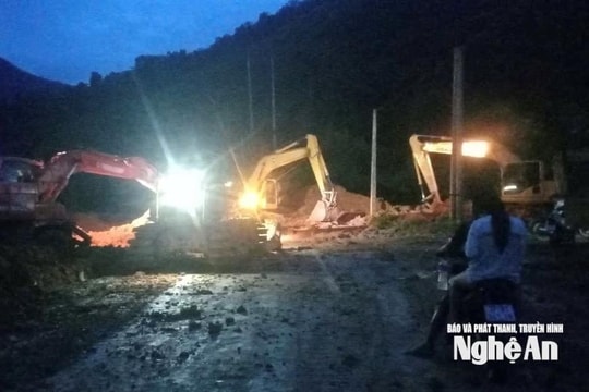 Xuyên đêm khẩn trương khắc phục sạt lở Quốc lộ 16 sau bão số 5