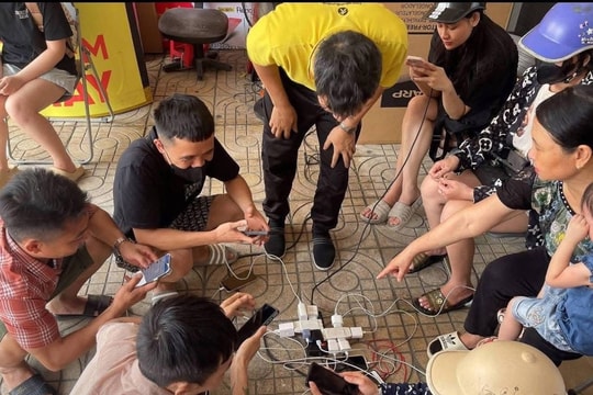 Mất điện sau bão số 5, nhiều cá nhân, doanh nghiệp cung cấp dịch vụ bơm nước, sạc điện miễn phí cho người dân