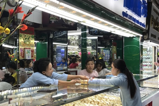 Giá vàng hôm nay 28/8: Giá vàng miếng SJC tăng vọt, vàng nhẫn và thế giới tiếp tục tăng