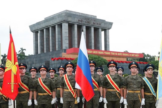 Quân nhân Nga, Lào, Campuchia luyện tập diễu binh tại Quảng trường Ba Đình