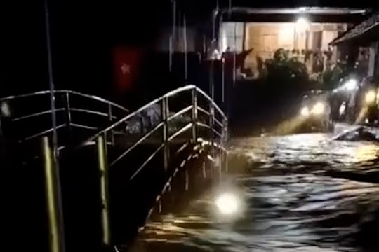 Lũ dồn dập đổ về, người dân vội vàng sơ tán trong đêm