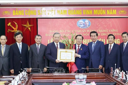 Tổng Bí thư Tô Lâm trao Huy hiệu 45 năm tuổi Đảng tặng đồng chí Phan Đình Trạc