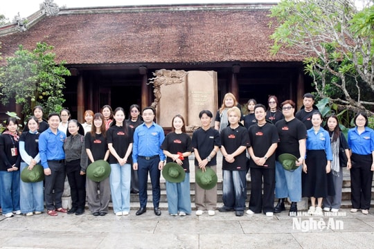 Đoàn đại biểu 'Chuyến xe tự hào Việt Nam’ dâng hương tại Khu Di tích Quốc gia đặc biệt Kim Liên