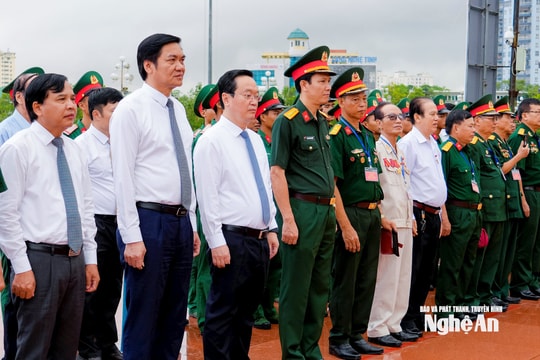 Lãnh đạo tỉnh cùng đoàn đại biểu người có công, gia đình chính sách dâng hoa tưởng niệm Chủ tịch Hồ Chí Minh