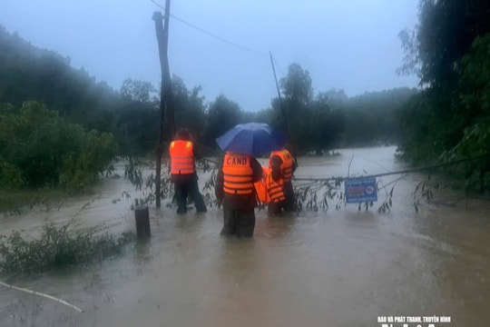 Xuyên mưa lũ trong đêm, Công an xã Nghĩa Hành kịp thời đưa sản phụ đi sinh