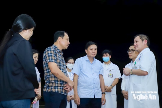 Chủ tịch UBND tỉnh Nghệ An trực tiếp kiểm tra khôi phục điện sau bão số 5 trong đêm