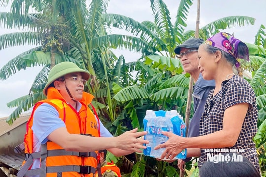 Lãnh đạo xã Tân Kỳ trao nhu yếu phẩm hỗ trợ bà con vùng ngập lụt